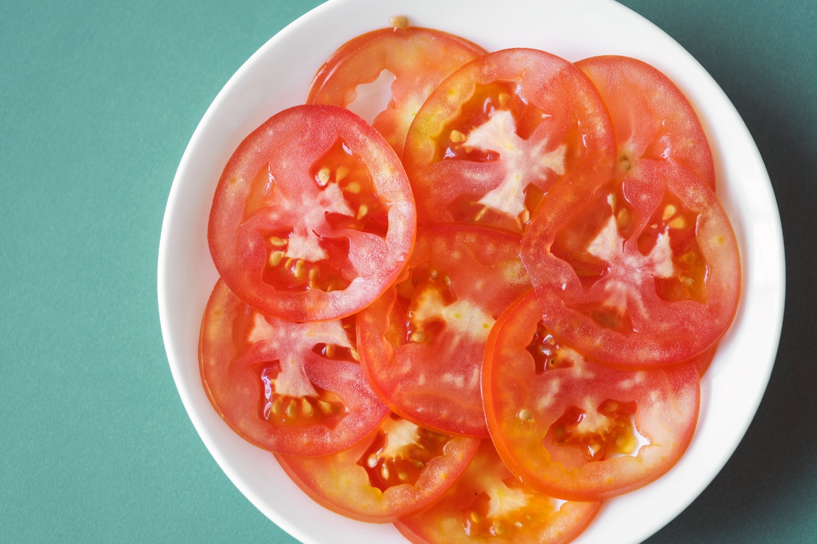 برش های گوجه فرنگی تازه با سس سویا زنجبیل - Fresh tomato slices with ginger soy sauce