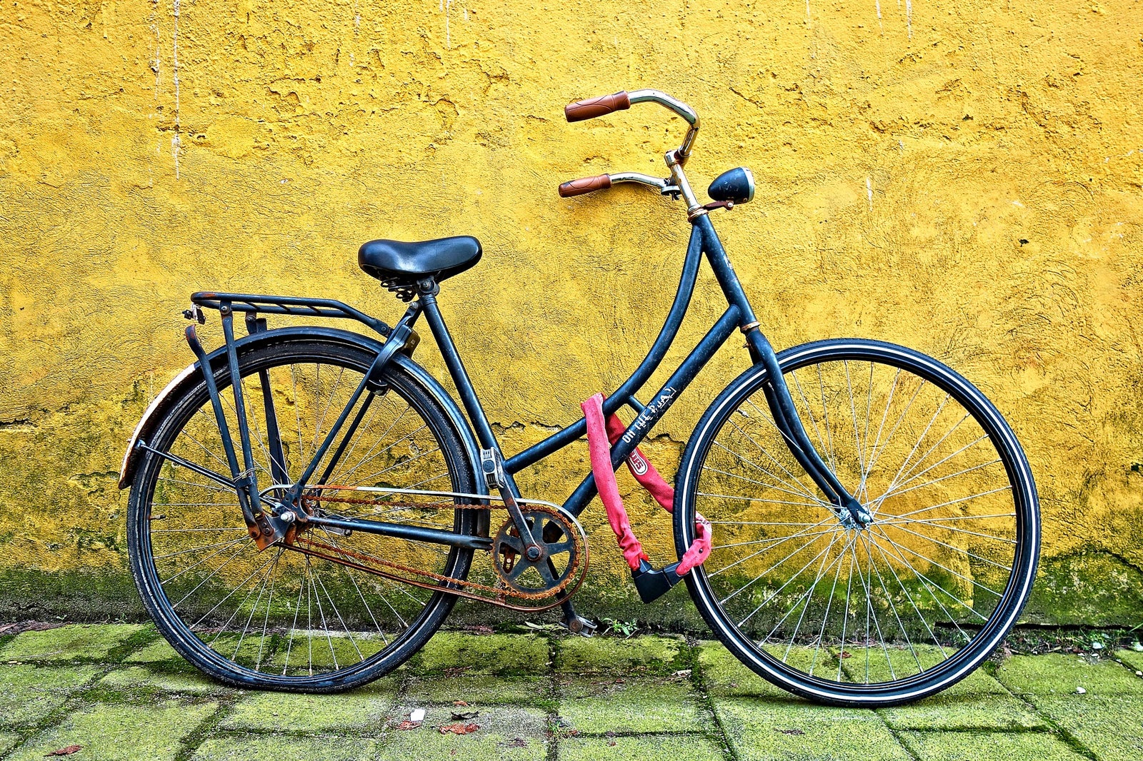 با دوچرخه یکپارچهسازی با سیستمعامل در خیابان‌های باستانی بگردید - Tour ancient streets on a retro bike