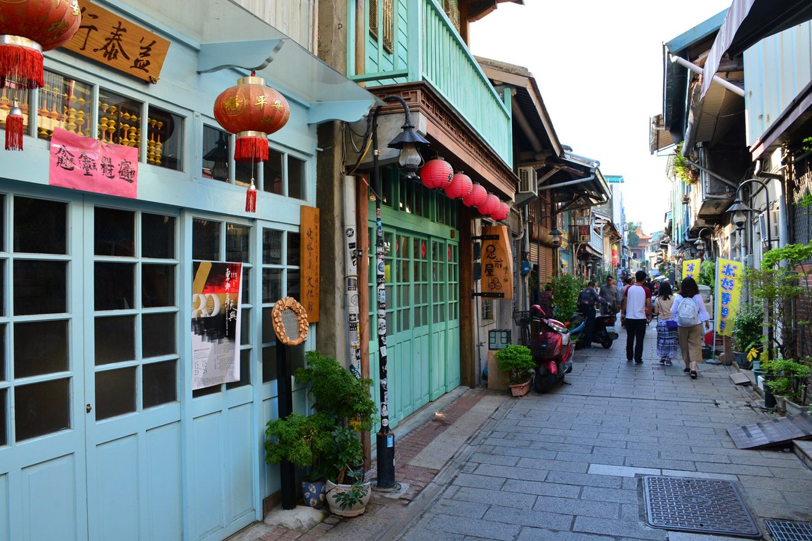 فروشگاه‌های محلی منحصربه‌فرد در خیابان Shennong - Unique local shops on Shennong Street