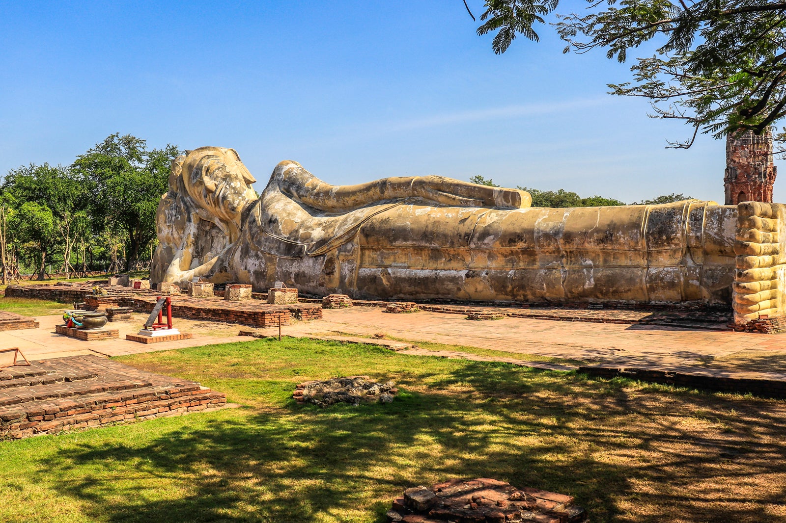 معبد بودای دراز کشیده (وات لوکایا سوترام) - Temple of the Reclining Buddha (Wat Lokaya Sutharam)