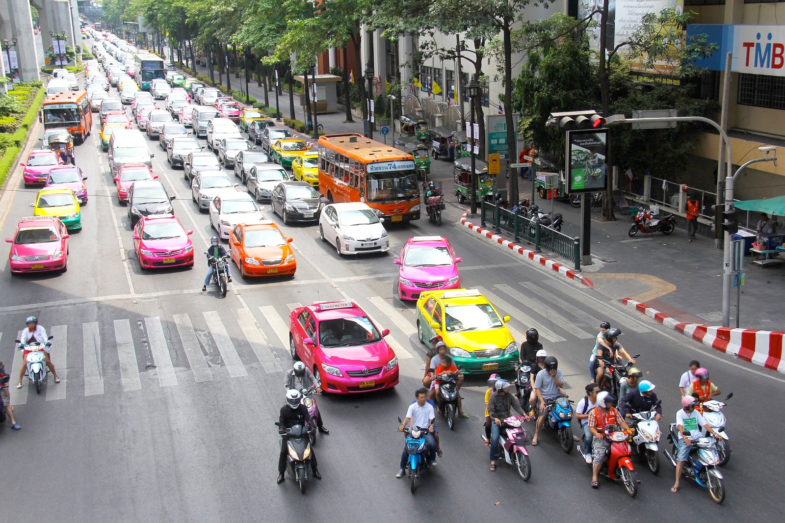 تاکسی ها جلوی کلاهبرداری هتل شما پارک کردند - The taxis parked in front of your hotel scam