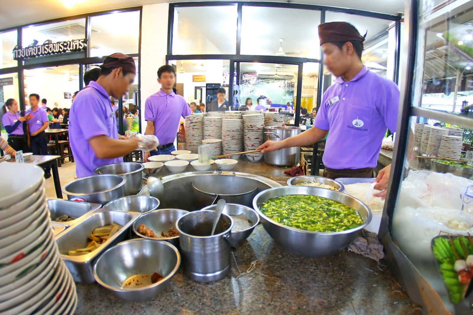 رشته فرنگی قایق در یادبود پیروزی - Boat noodles in Victory Monument