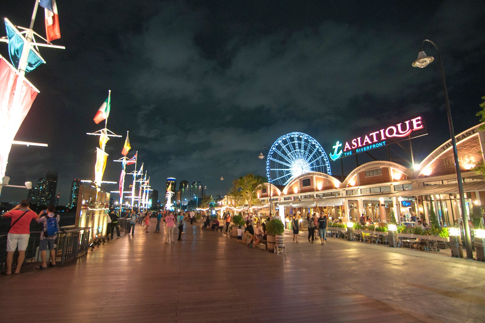 آسیاتیک: ساحل رودخانه - Asiatique: The Riverfront