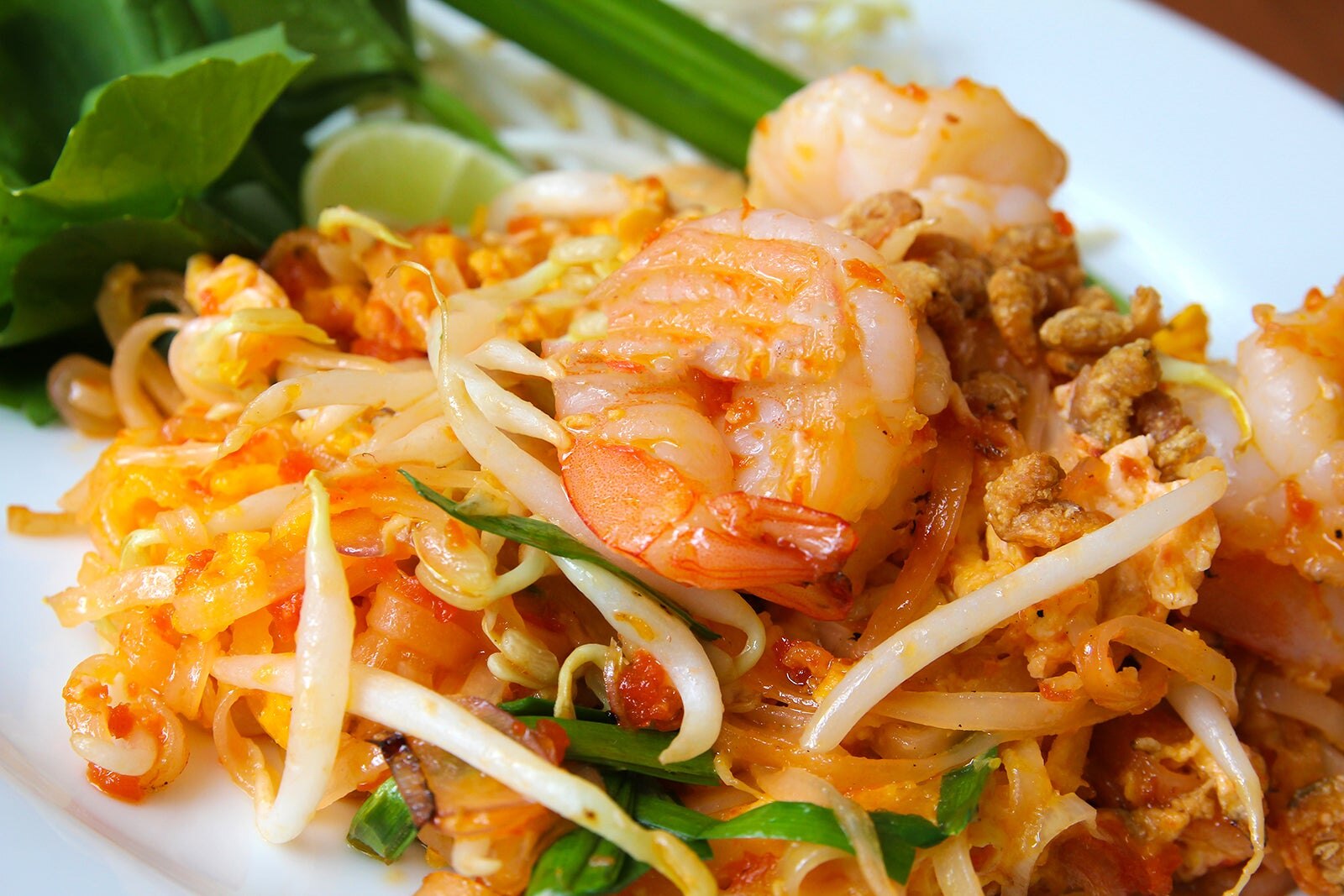 پد تای (نودل سرخ شده) - Pad Thai (stir-fried noodles)