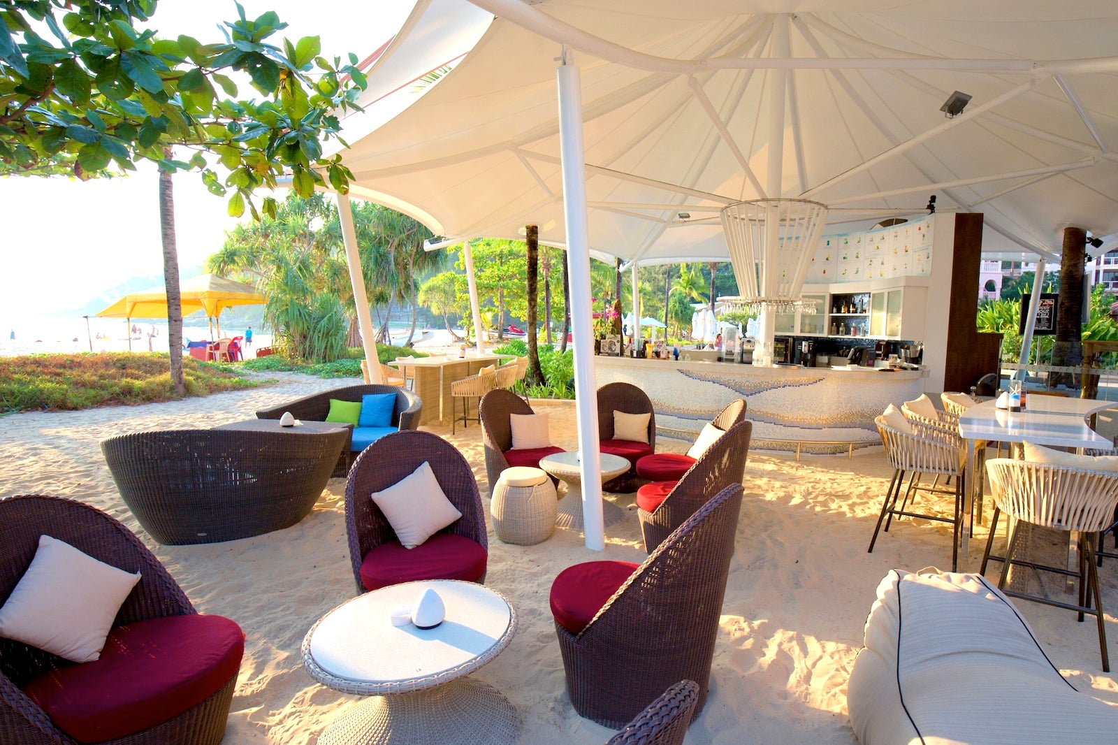 کلوپ ساحلی COAST و بیسترو پوکت - COAST Beach Club & Bistro Phuket