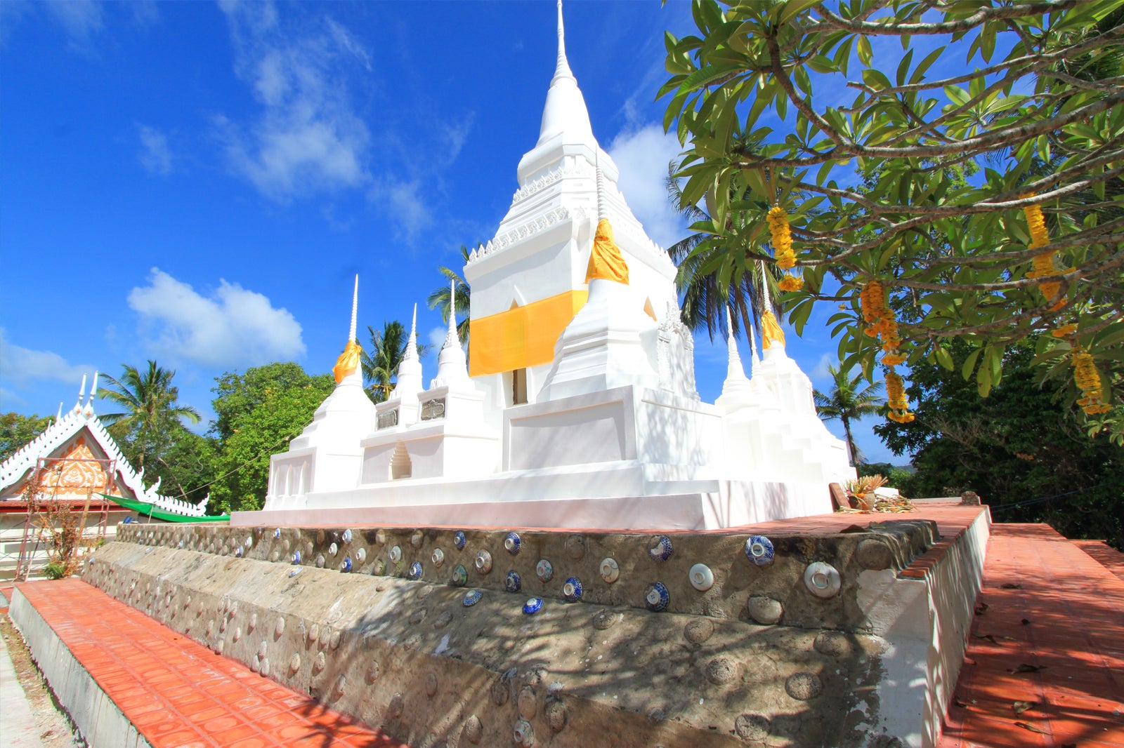 آن را بیرون نگذارید - Wat Phu Khao Noi