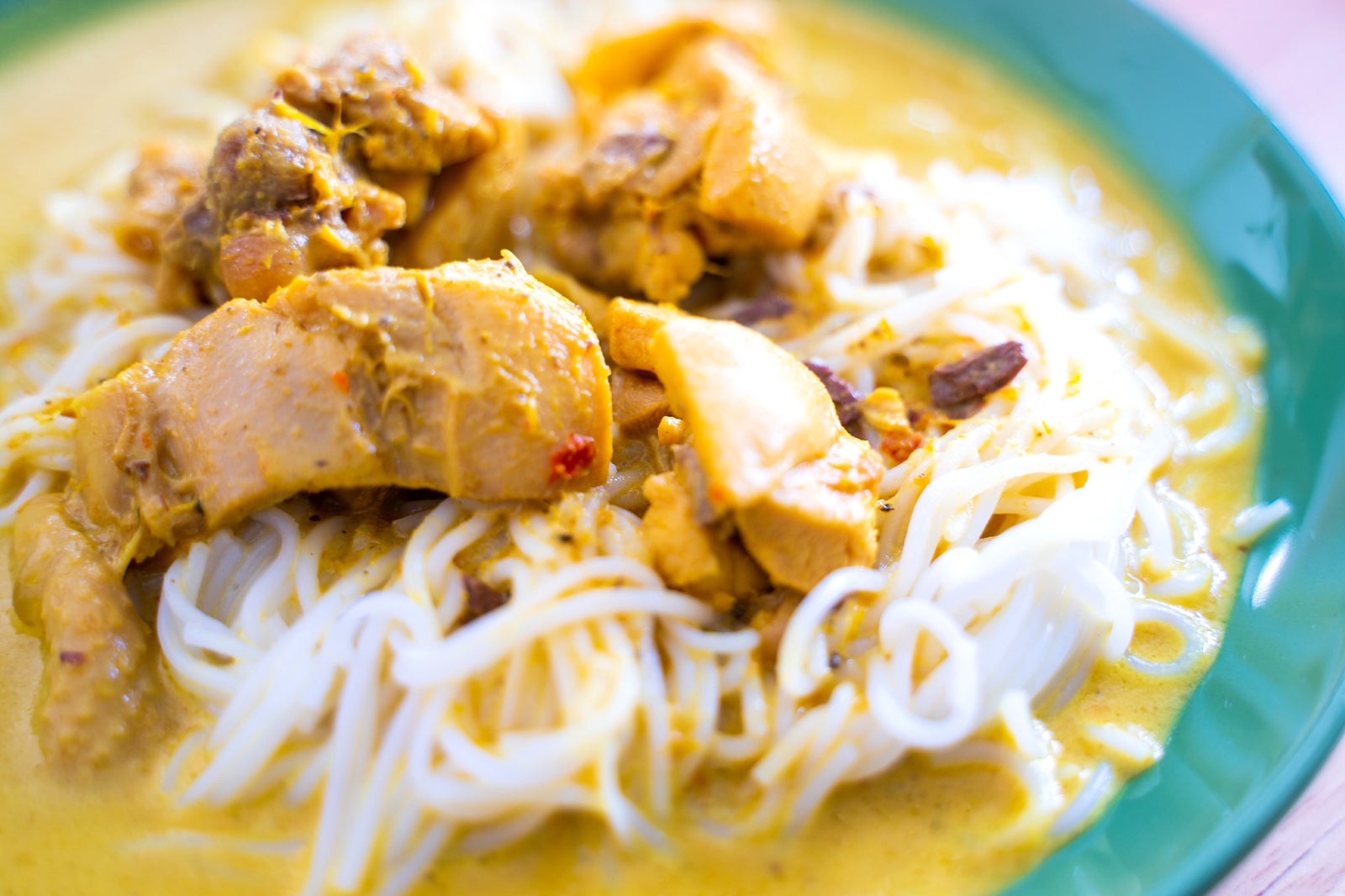 رشته پلو با کاری (خانم جین) - Rice noodles with curry (khanom jeen)