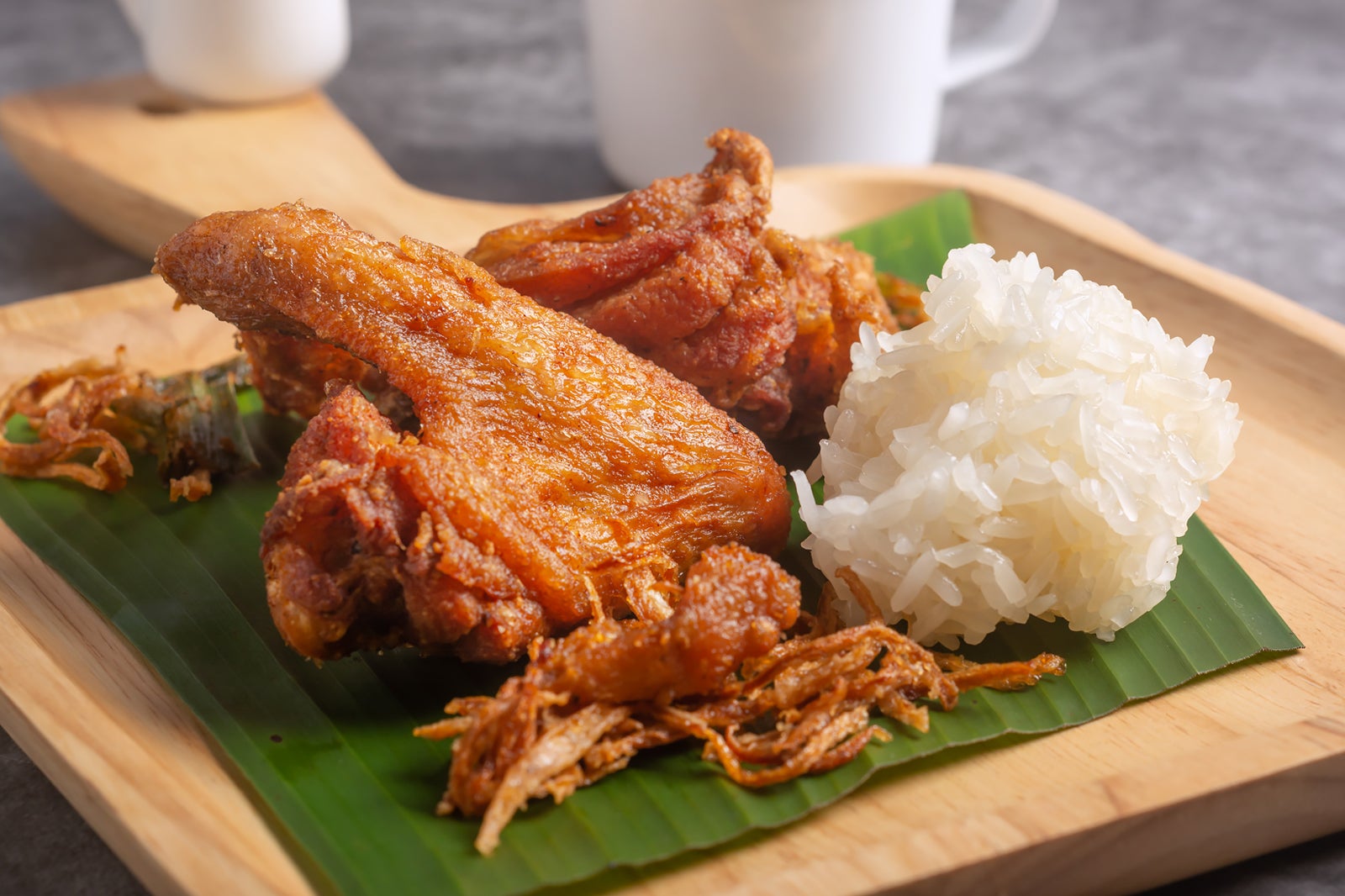 مرغ سرخ شده با برنج چسبنده - Deep-fried chicken with sticky rice