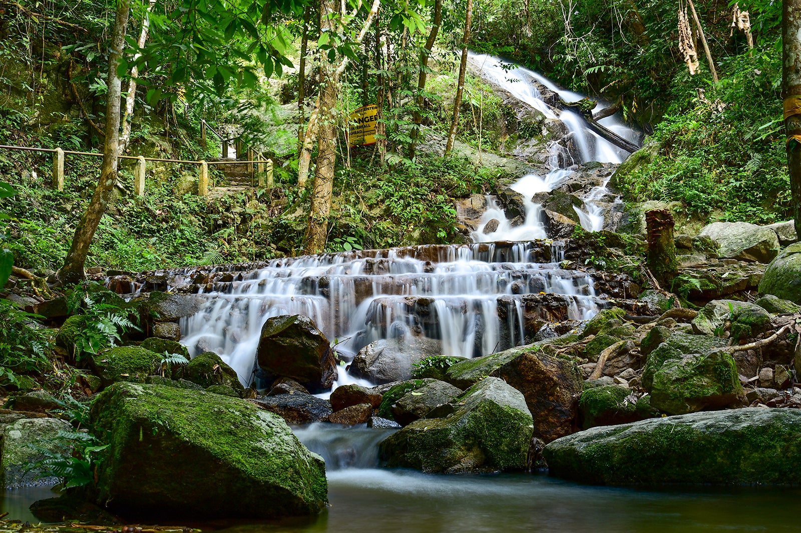 آبشار مائه کامپونگ - Mae Kampong Waterfall