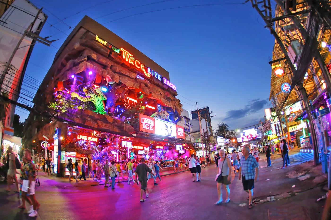 جاده بنگلا - Bangla Road