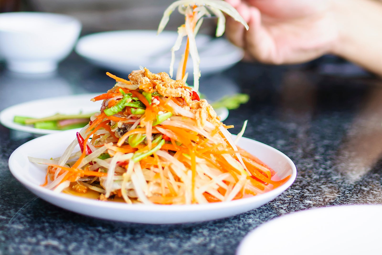 من آنجا هستم (سالاد پاپایای سبز) - Som tam (green papaya salad)