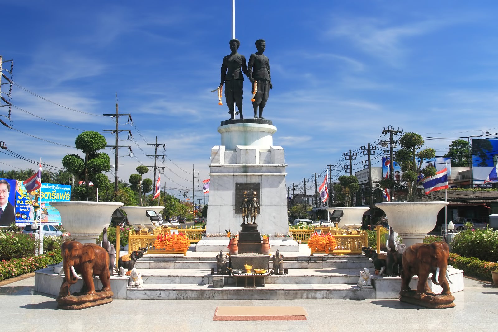 بنای یادبود قهرمانان پوکت - Phuket Heroines Monument