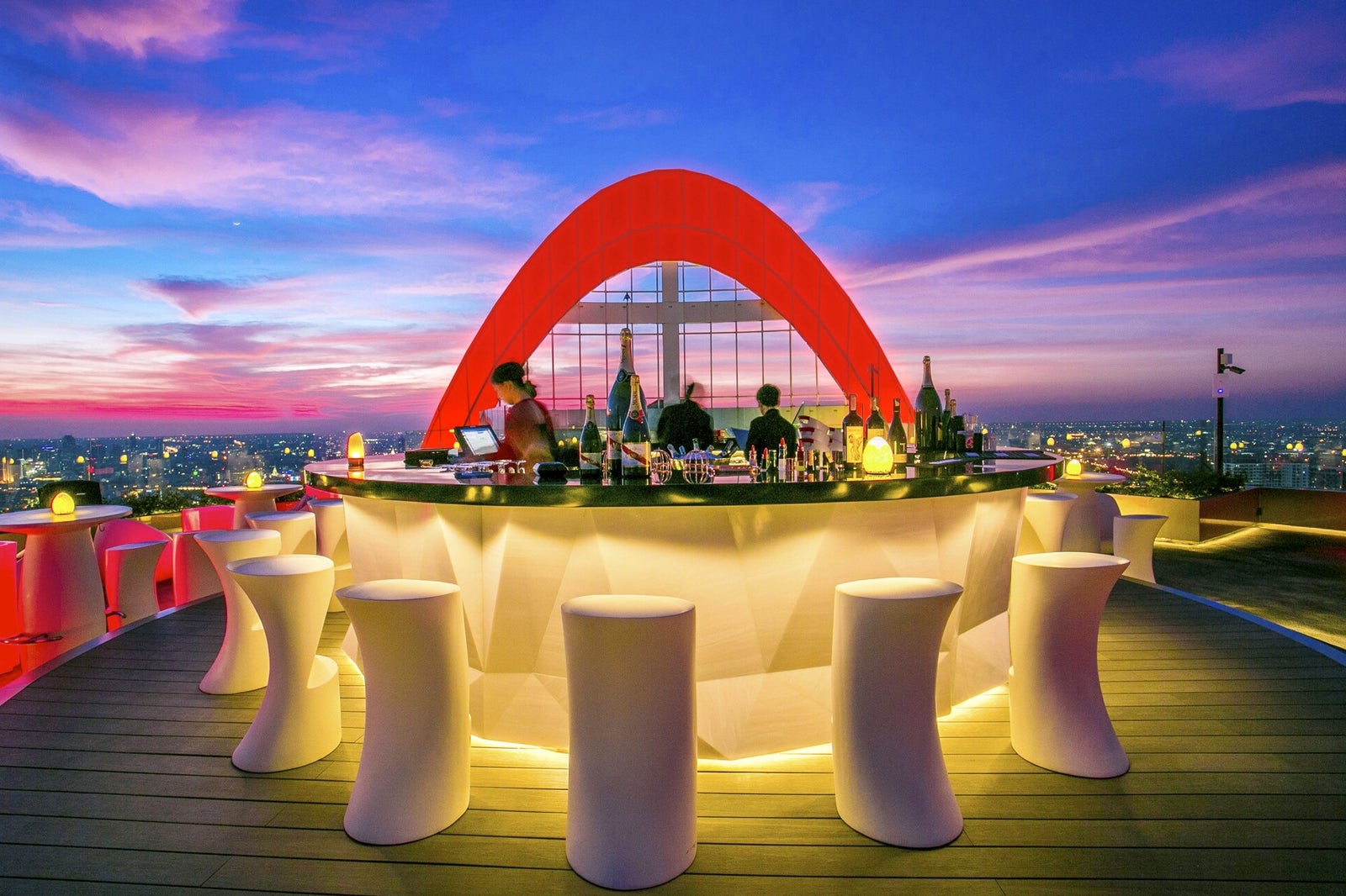 بار CRU پشت بام در سنتارا گرند - CRU Rooftop Bar at Centara Grand