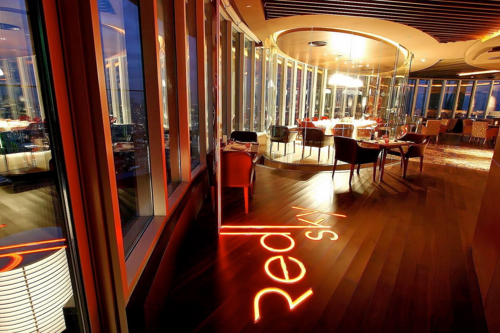 پشت بام آسمان قرمز در سنتارا گرند - Red Sky Rooftop at Centara Grand