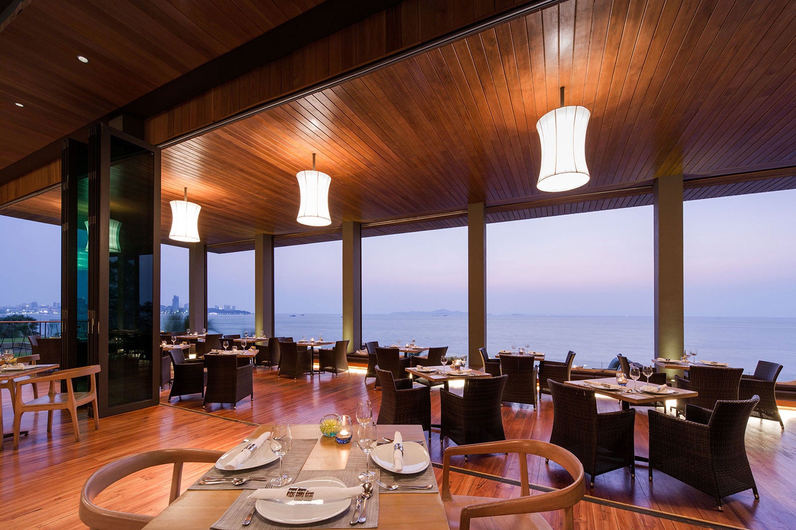 رستوران رادیوس، کیپ دارا توچال - Radius Restaurant, Cape Dara Resort