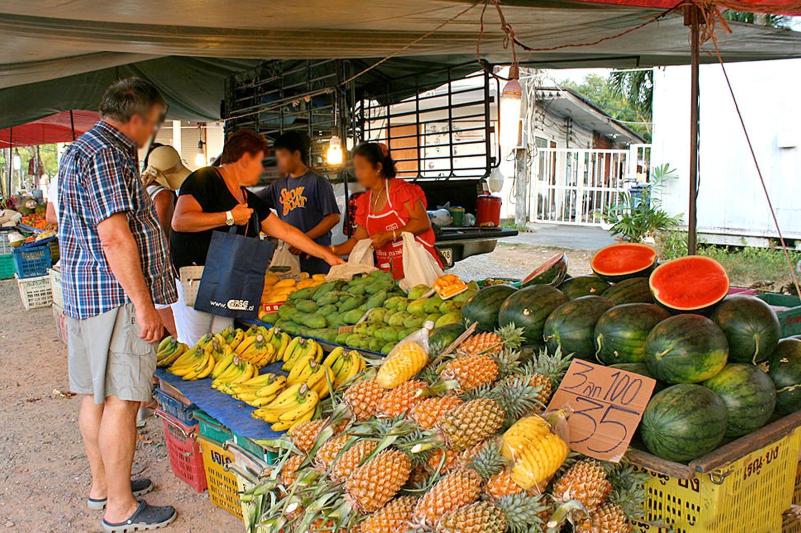 بازارهای محلی در ساحل سورین - Local markets in Surin Beach