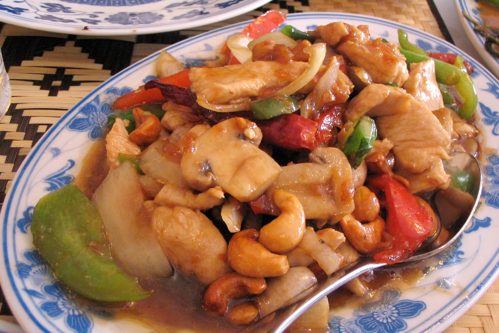 مرغ سرخ شده با بادام هندی - Stir-fried chicken with cashew nuts