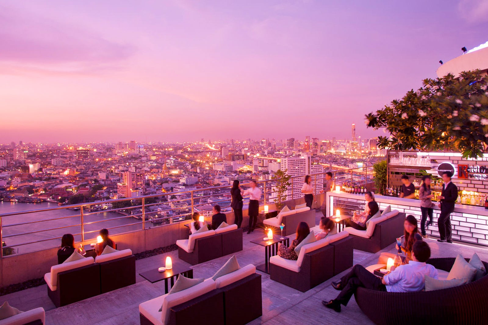 سه شصت بار روی پشت بام در هزاره هیلتون - Three Sixty Rooftop Bar at the Millennium Hilton