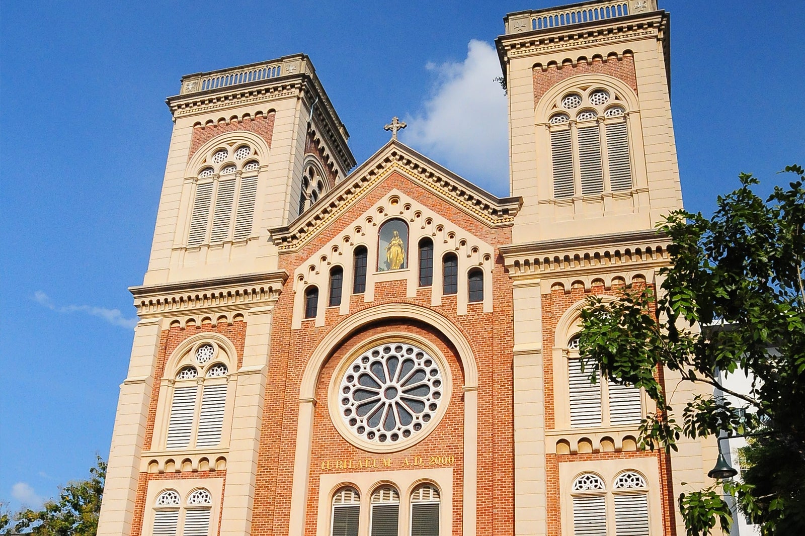 کلیسای جامع اسامپشن - Assumption Cathedral