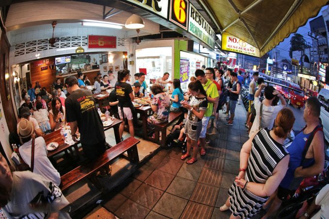 از رستوران های توریستی تایلند اجتناب می کنیم... چون می دانیم! - We avoid touristy Thai restaurants... because we know!