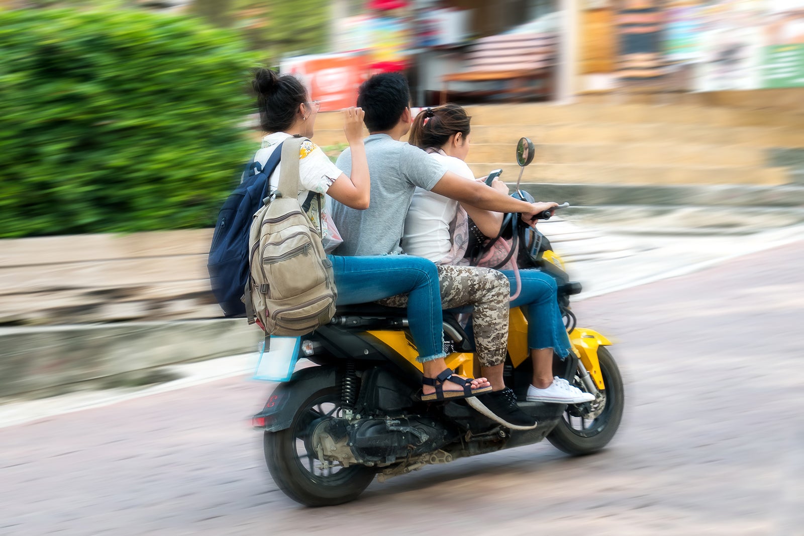 ما یک موتور سیکلت را به عنوان یک وسیله نقلیه خانوادگی بالقوه می بینیم - We see a moped as a potential family vehicle