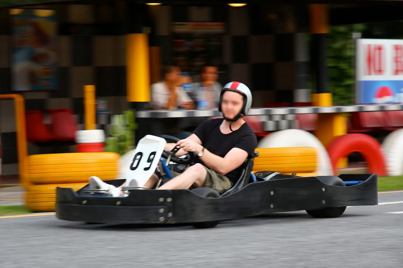 ساعت 4 بعدازظهر - برای چند دور در جاده سرعتی Patong Go-Kart بروید - 4pm - Go for a few laps at Patong Go-Kart Speedway