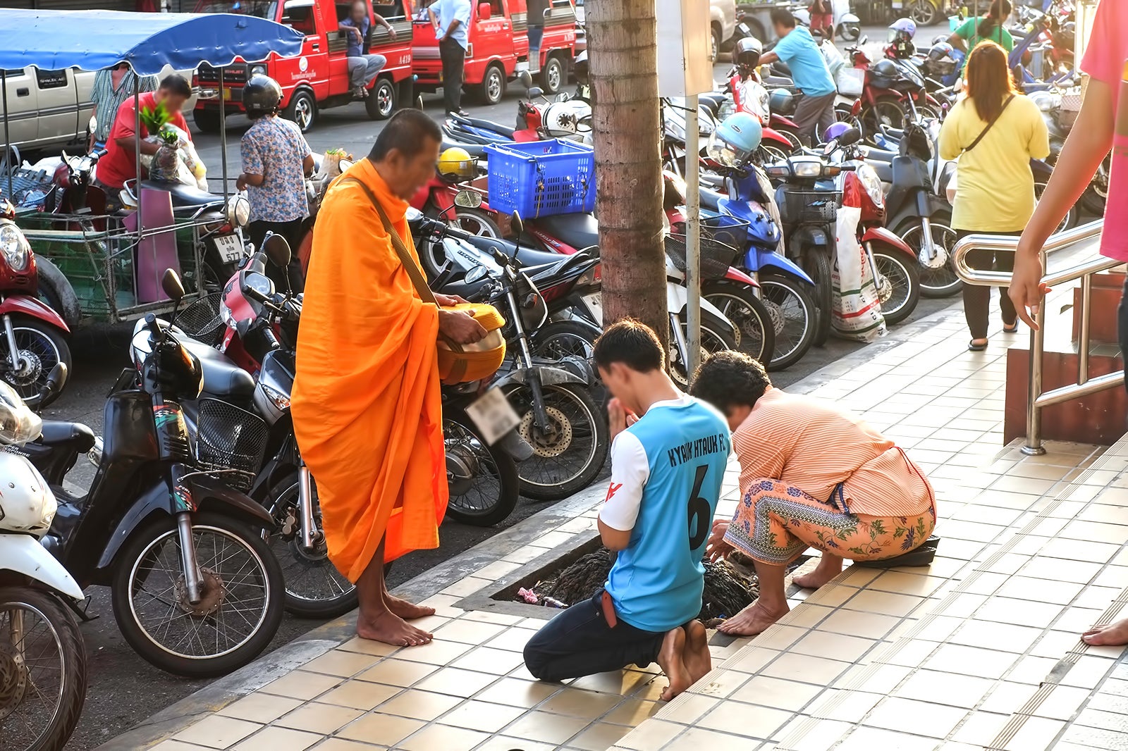 6:30 صبح - راهبان در شهر قدیمی پوکت صدقه دریافت می کنند - 6.30am - Spot monks receiving alms in Phuket Old Town