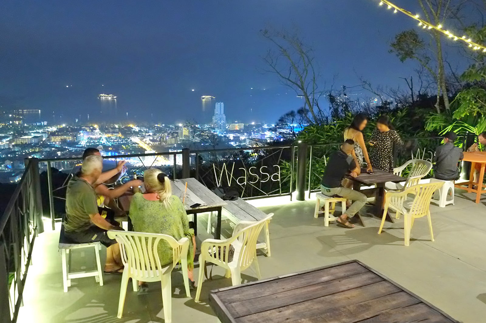 ساعت 6 بعدازظهر - برای تماشای منظره غروب آفتاب از بار خانگی Wassa دیدن کنید - 6pm - Visit Wassa Homemade Bar for sunset views