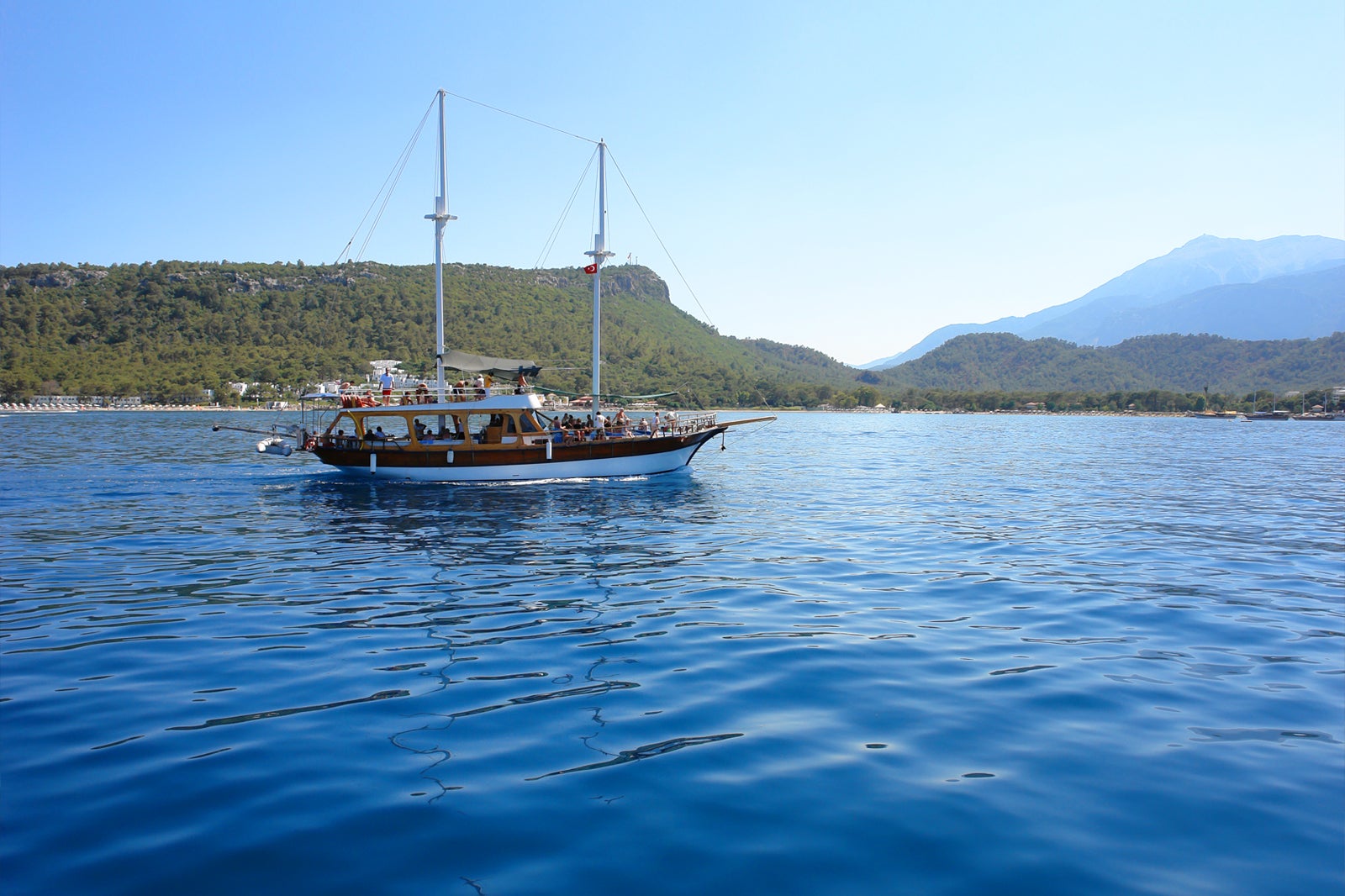 یک سفر دریایی برای شام غروب آفتاب در کمر رزرو کنید - Book a sunset dinner cruise in Kemer