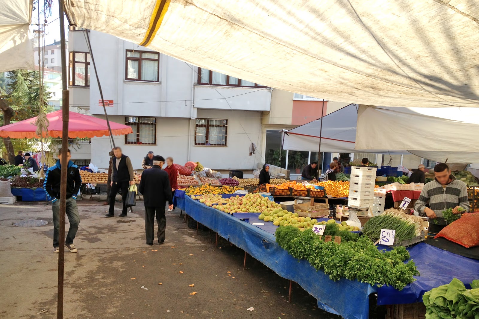 کوما پازاری (جمعه بازار دست فروش) - Cuma Pazari (Friday Flea Market)