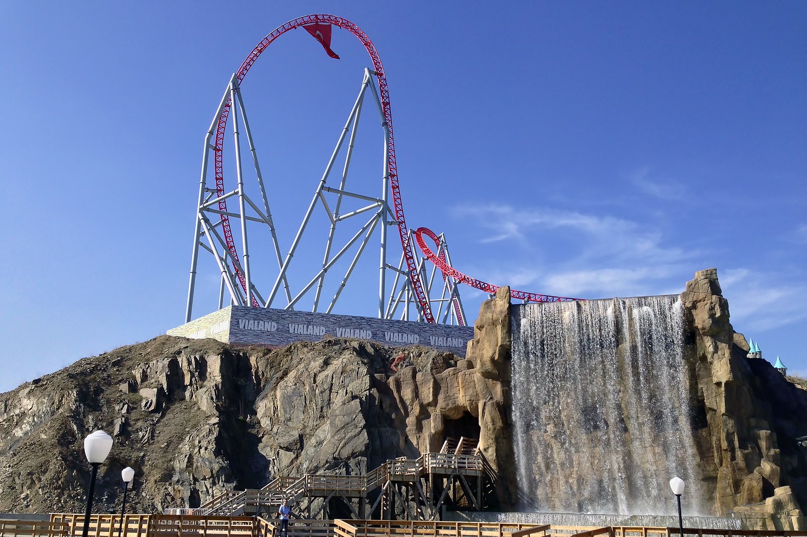 در Vialand سوار ترن هوایی شوید - Ride the rollercoaster at Vialand