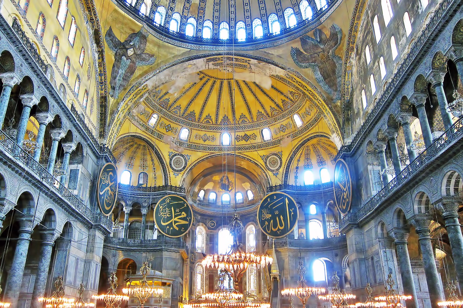 موزاییک های ایاصوفیه را تحسین کنید - Admire the mosaics at the Hagia Sophia