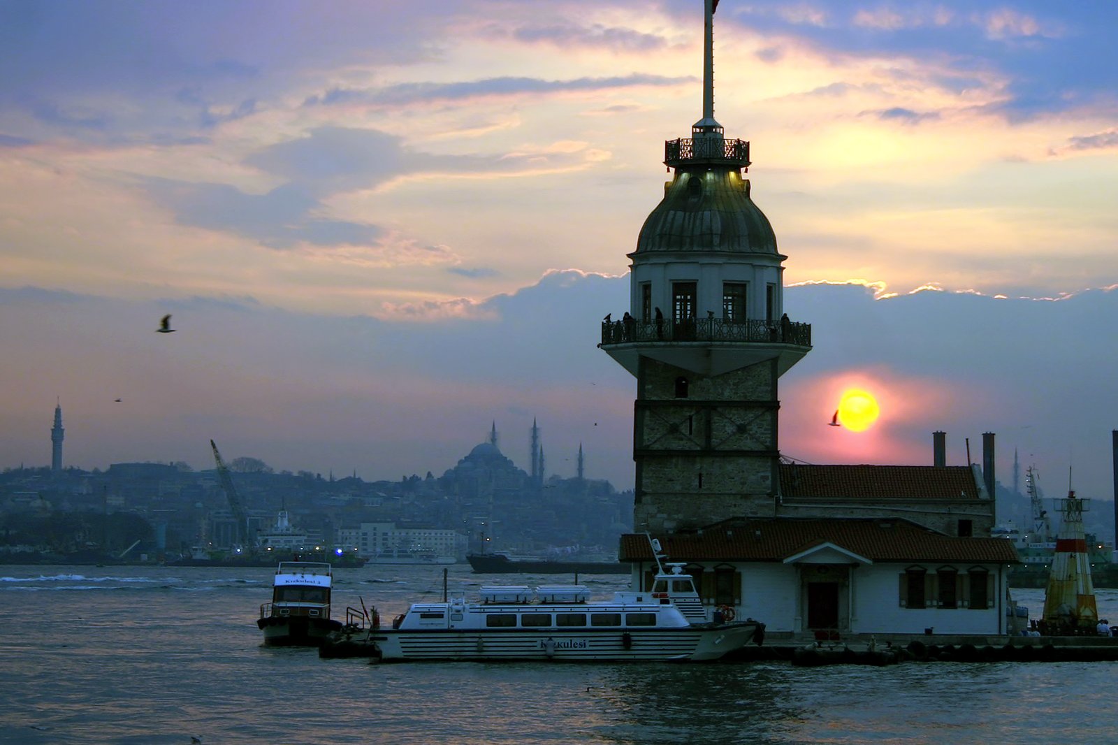 یک شام رمانتیک در برج میدن میل کنید - Have a romantic dinner at Maiden’s Tower