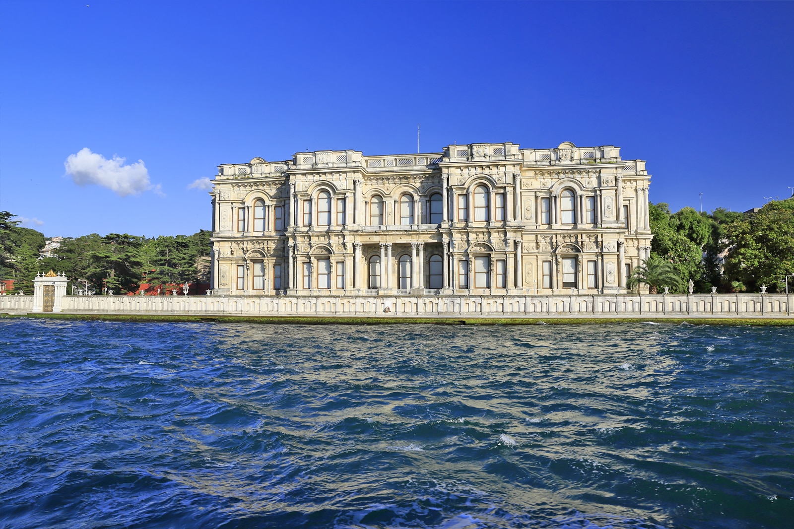 در باغ های کاخ بیلربی قدم بزنید - Stroll through the gardens of Beylerbeyi Palace