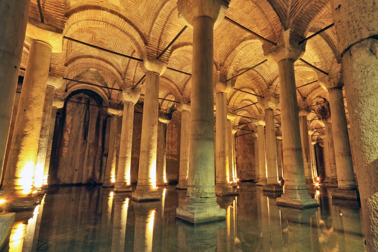 در میان آب انبار بازیلیکا سرگردان شوید - Wander through the Basilica Cistern