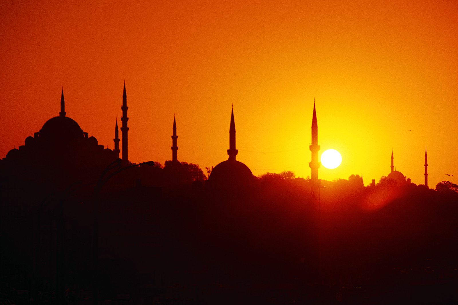 غروب خورشید را از شاخ طلایی تماشا کنید - Watch the sunset from the Golden Horn