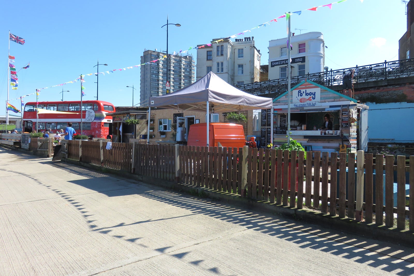 کافه اتوبوس - The Bus Café