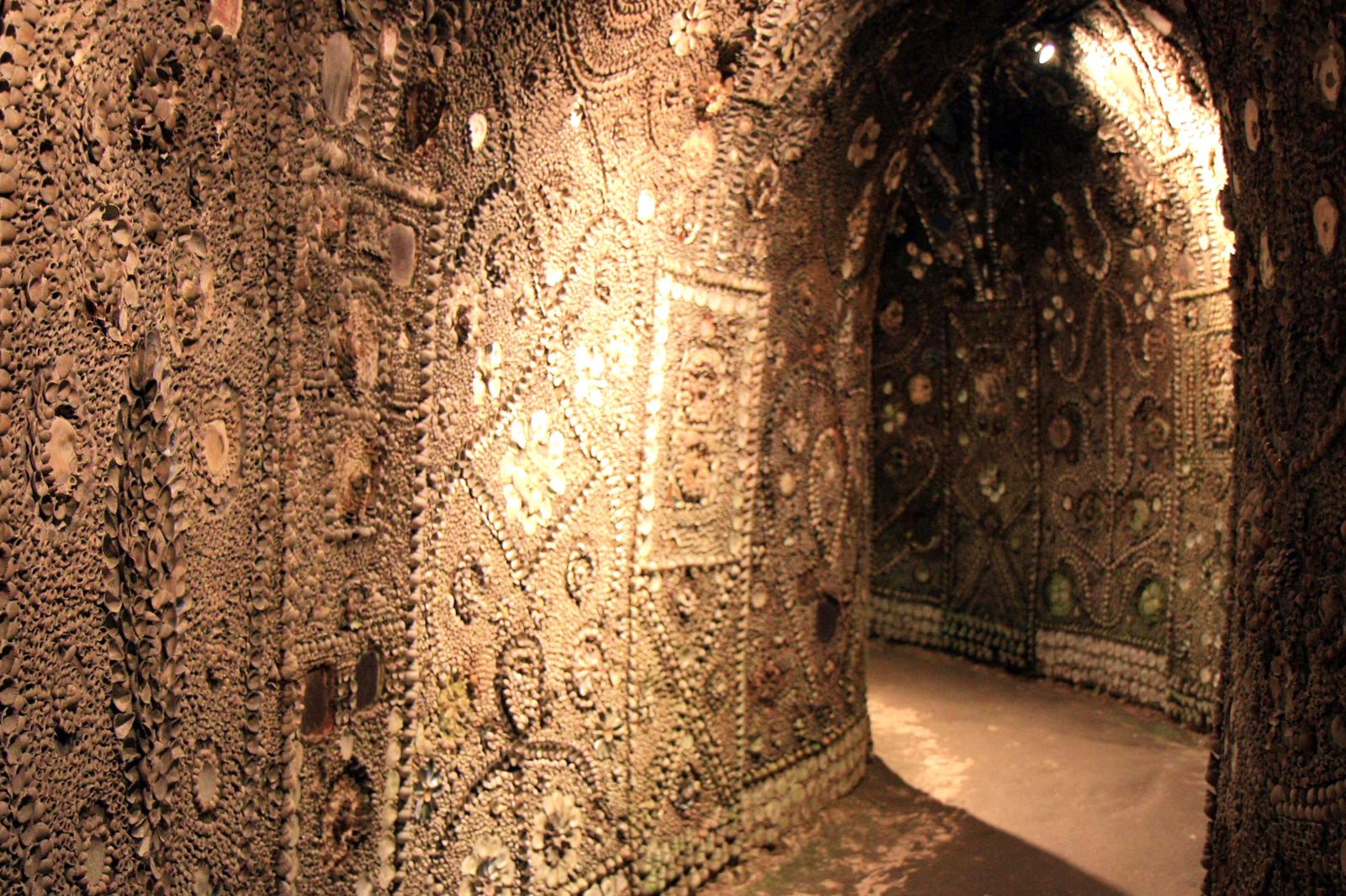 غار پوسته - The Shell Grotto