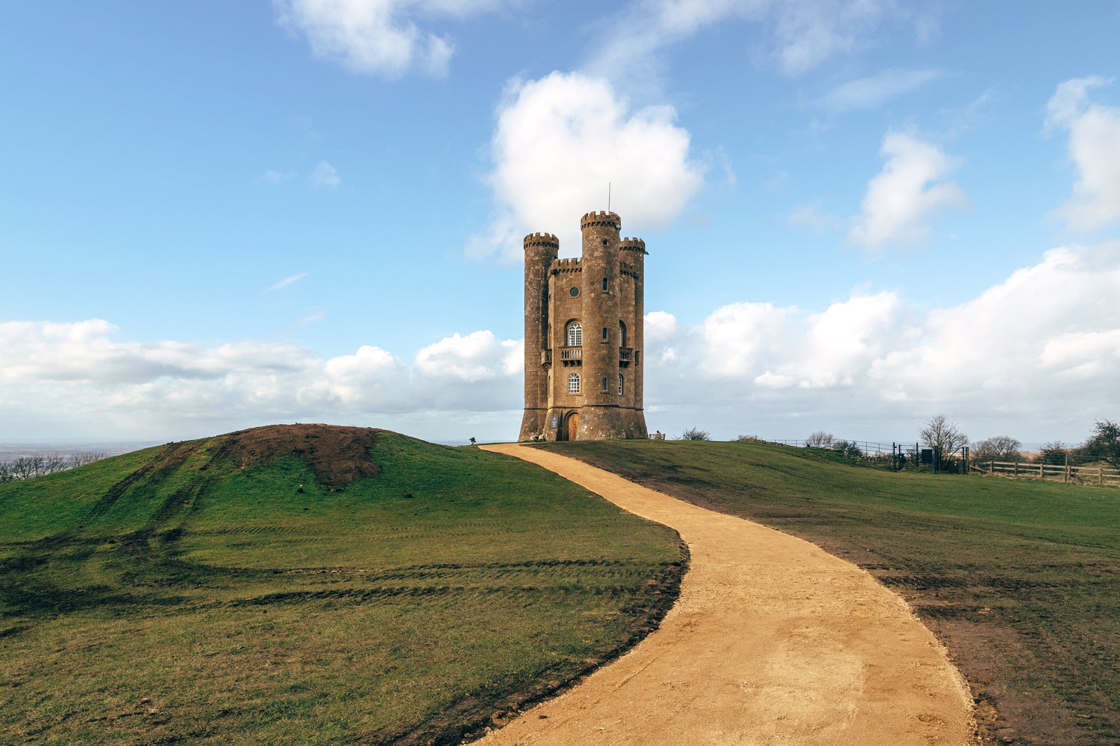 برج برادوی - Broadway Tower