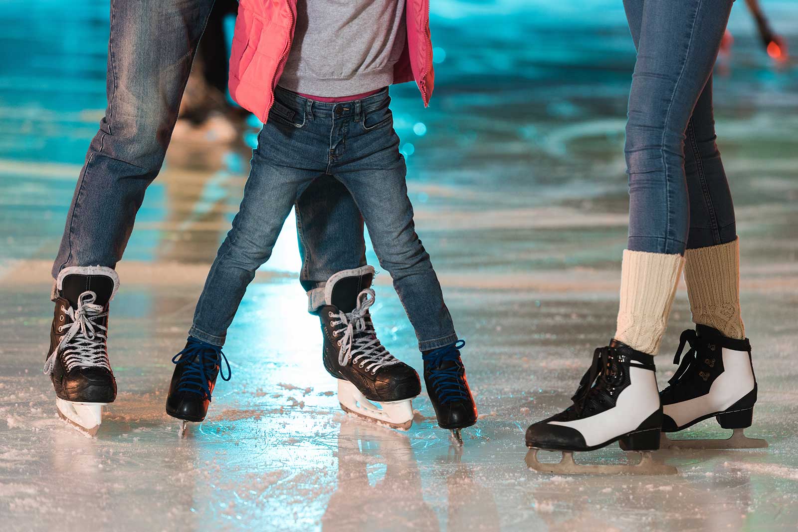 پیست یخی در ایستگاه برق Battersea - Glide Ice Rink at Battersea Power Station