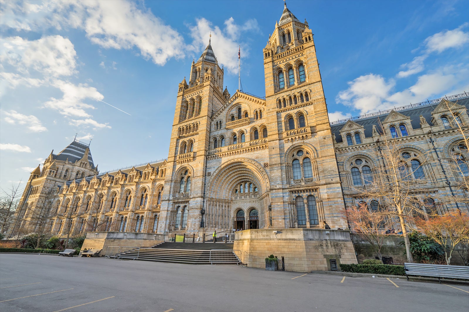 در موزه تاریخ طبیعی به حیوانات نزدیک شوید - Get up close to the animals at the Natural History Museum