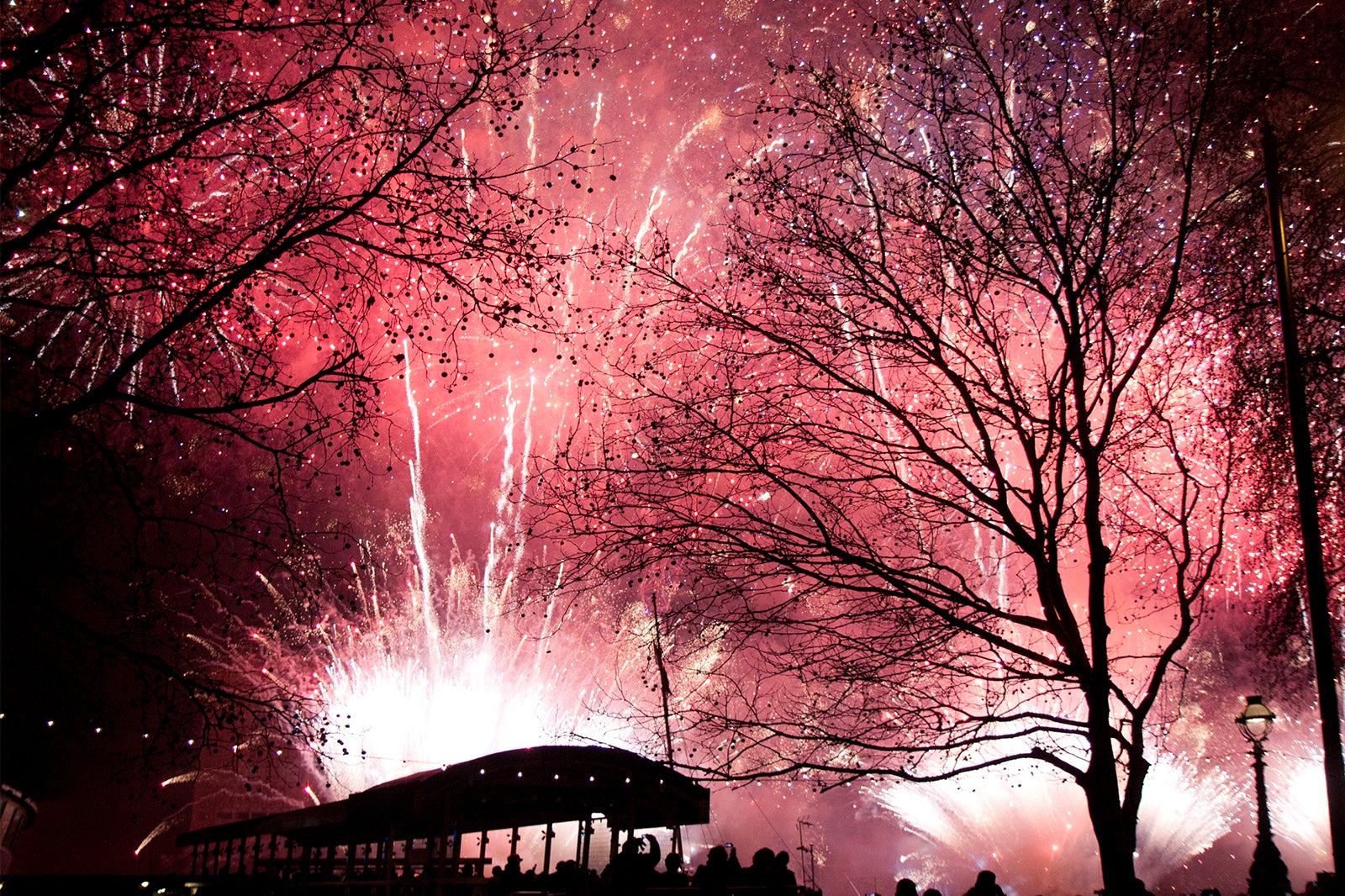 آتش بازی در Embankment را تماشا کنید - Watch the fireworks go off at Embankment