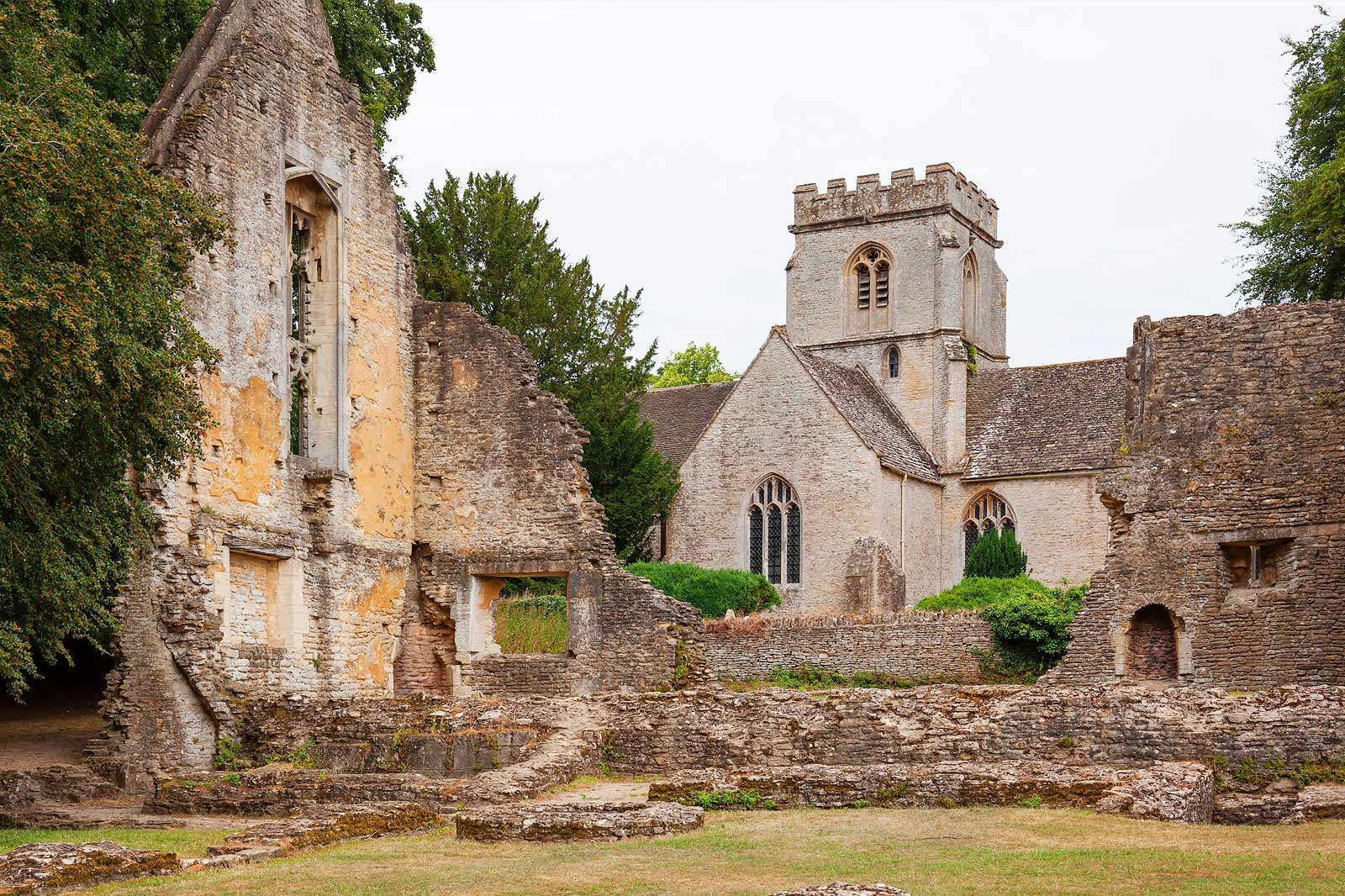 وزیر لاول هال و کبوترخانه - Minster Lovell Hall and Dovecote