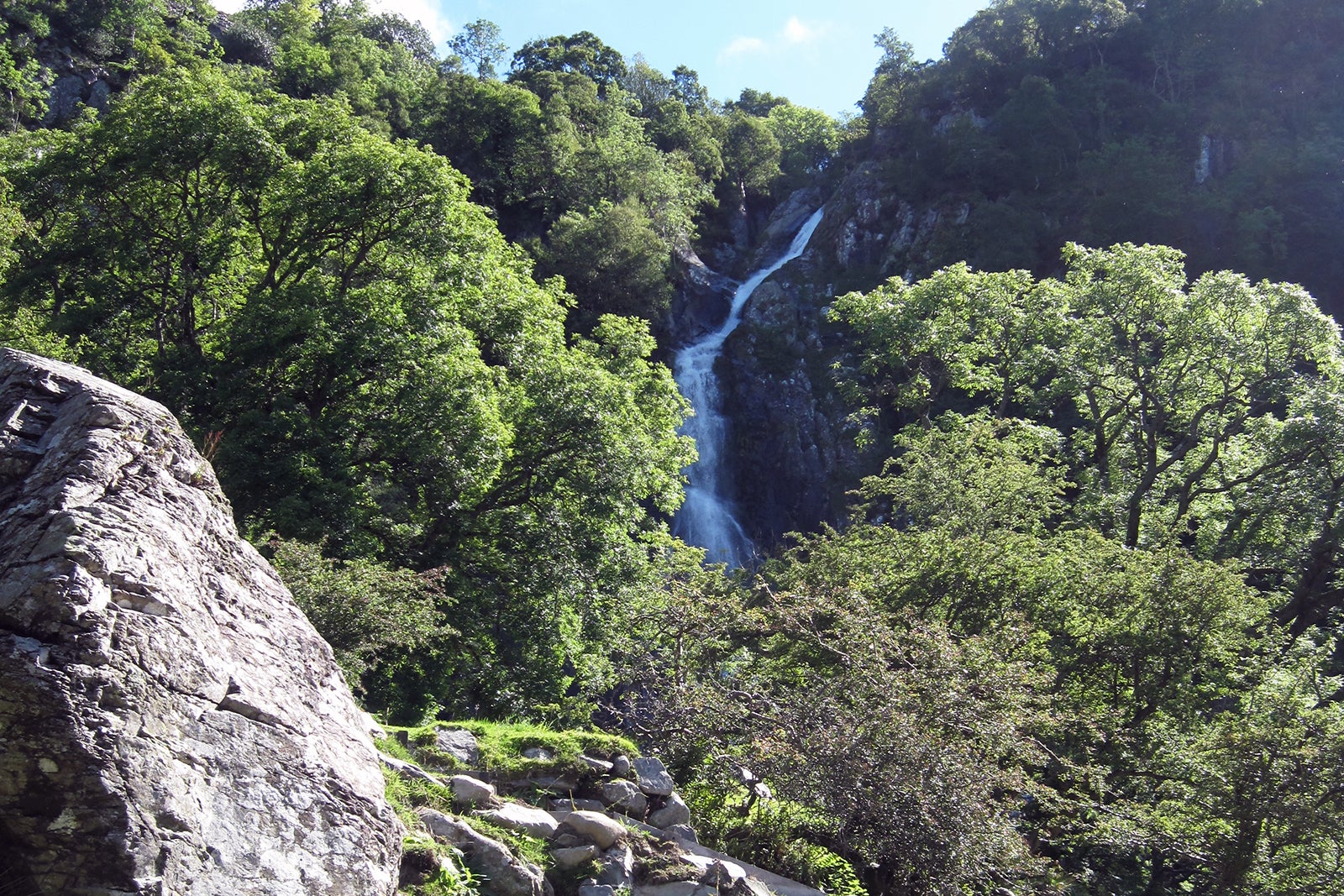 پیاده روی دایره ای آبشار آبشار - Aber Falls Circular Walk