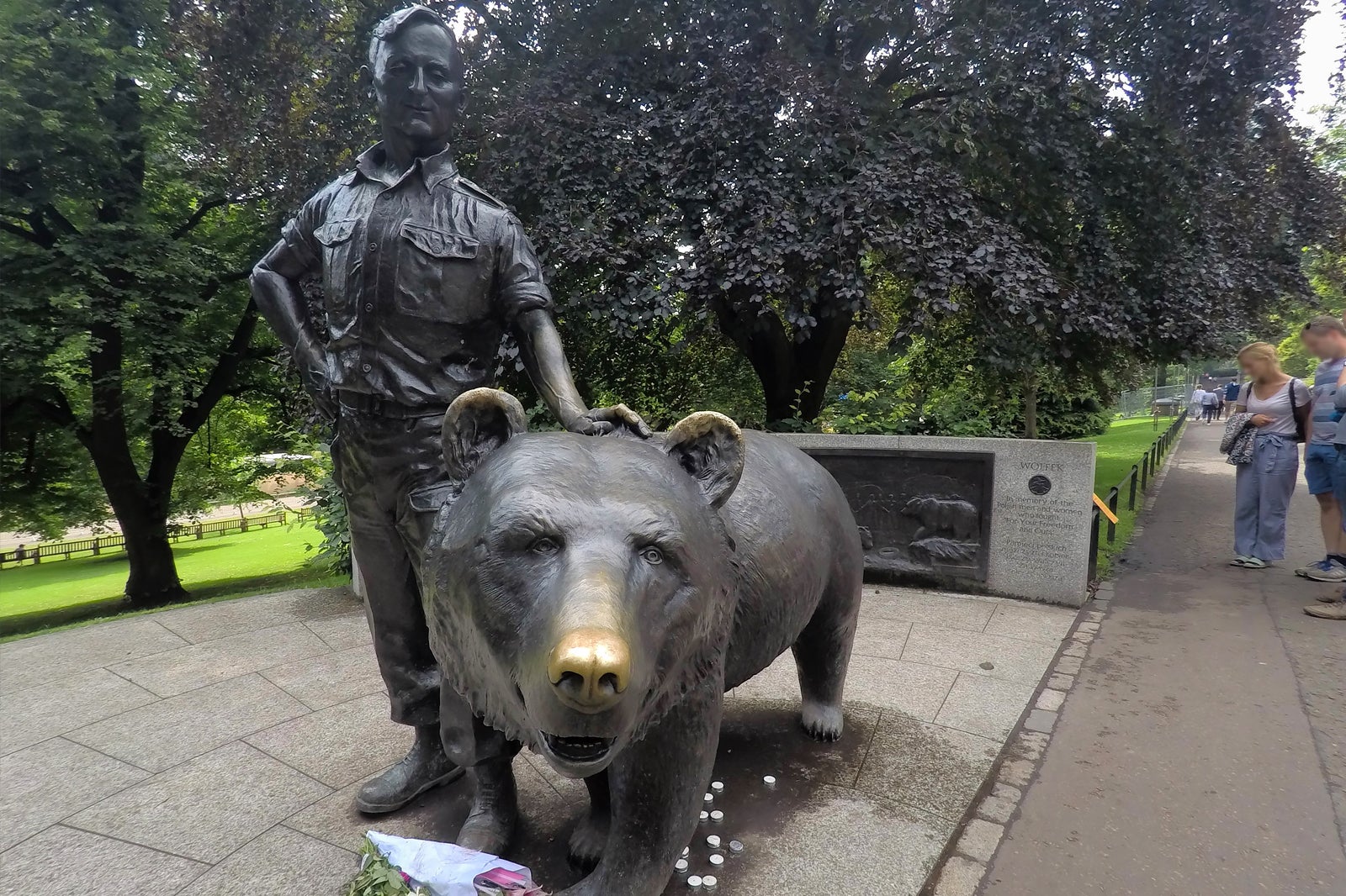 یادبود ووتک خرس سرباز - Wojtek the Soldier Bear Memorial