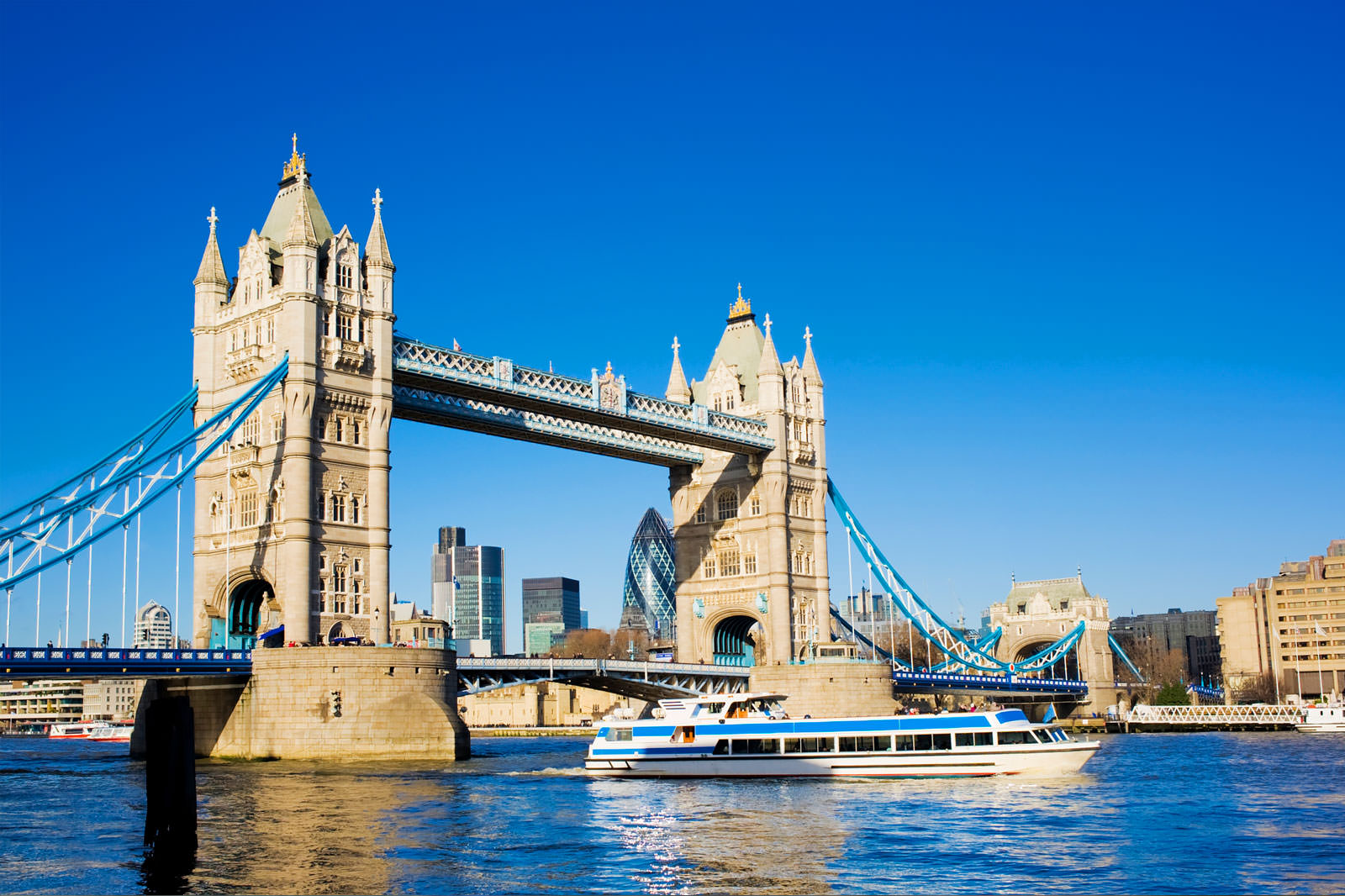 با اتوبوس رودخانه ای از وست مینستر به پل برج بروید - Take a river bus from Westminster to Tower Bridge