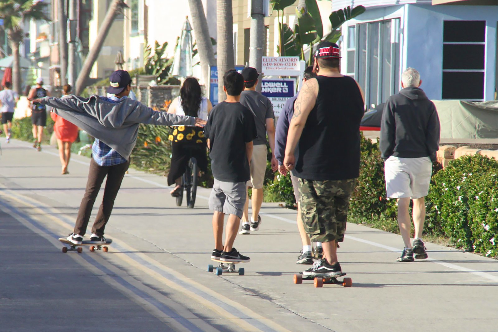 اسکیت بورد یا اسکیت روی خط - Skateboarding or in-line skating