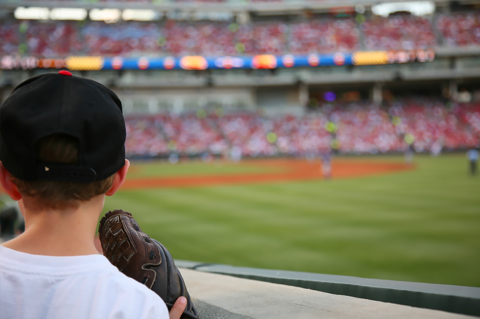 یک بازی توپ در اواخر فصل را تماشا کنید - Catch a late-season ball game