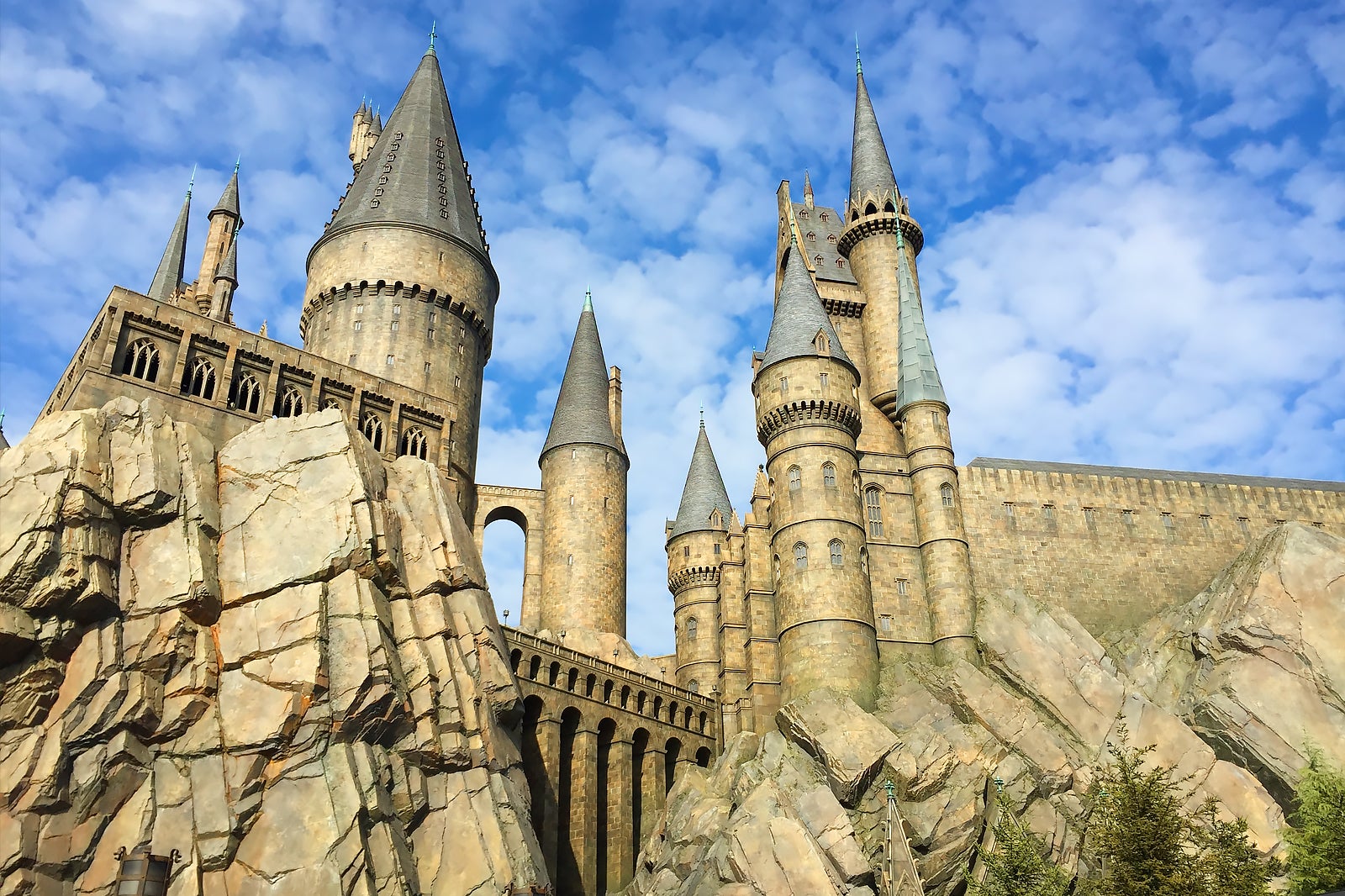 نورهای شب در قلعه هاگوارتز، دنیای جادوگرانه هری پاتر - Nighttime Lights at Hogwarts Castle, The Wizarding World of Harry Potter