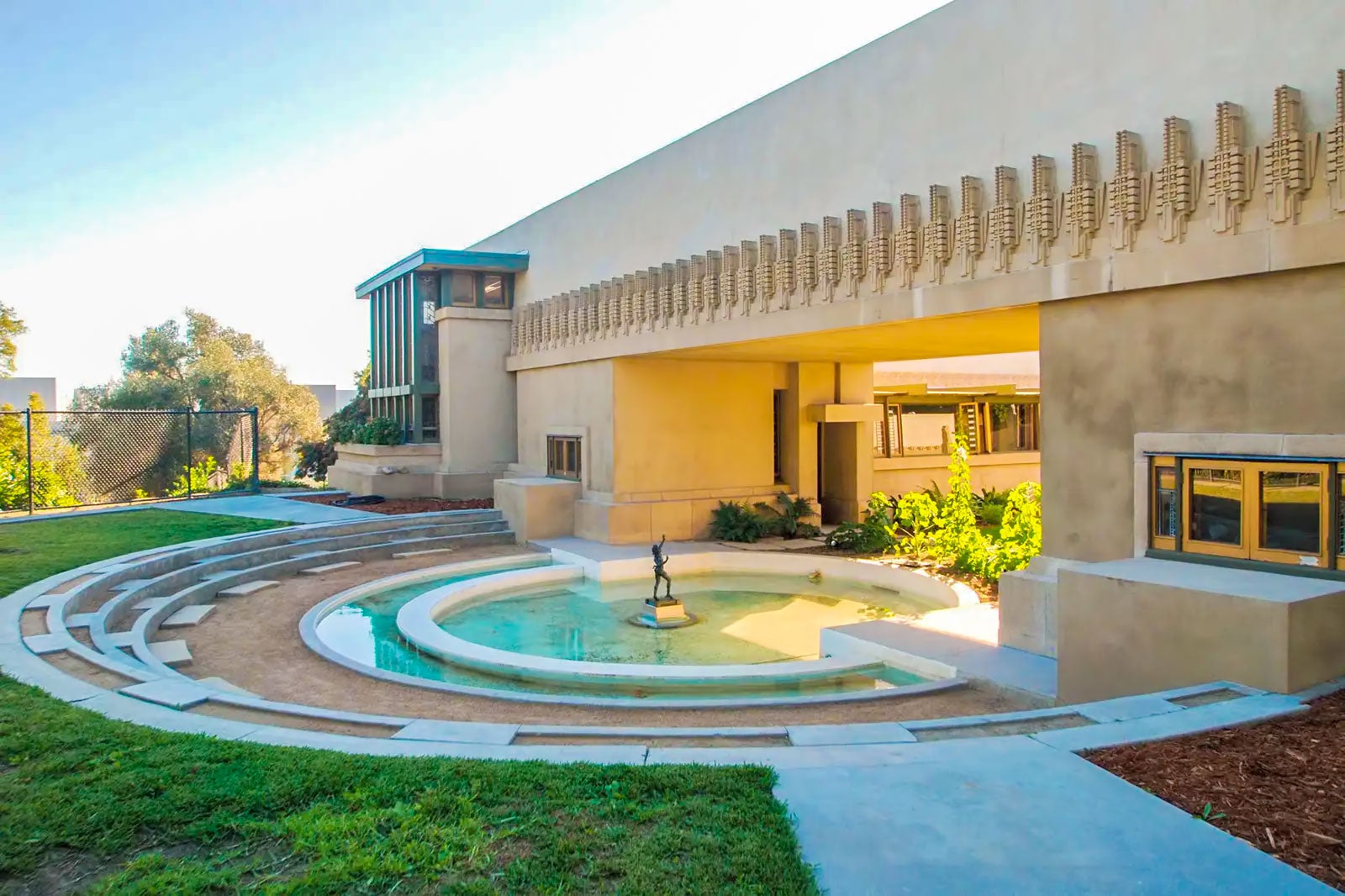 خانه هالی هاک - Hollyhock House